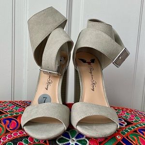Penny Loves Kenny Grey suede pumps size 7 1/2